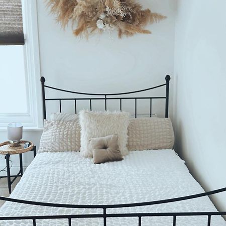Southsea Homestays - Three Bedroom Home, Sleeps 8 - With Garden & Hot Tub Portsmouth Exteriör bild