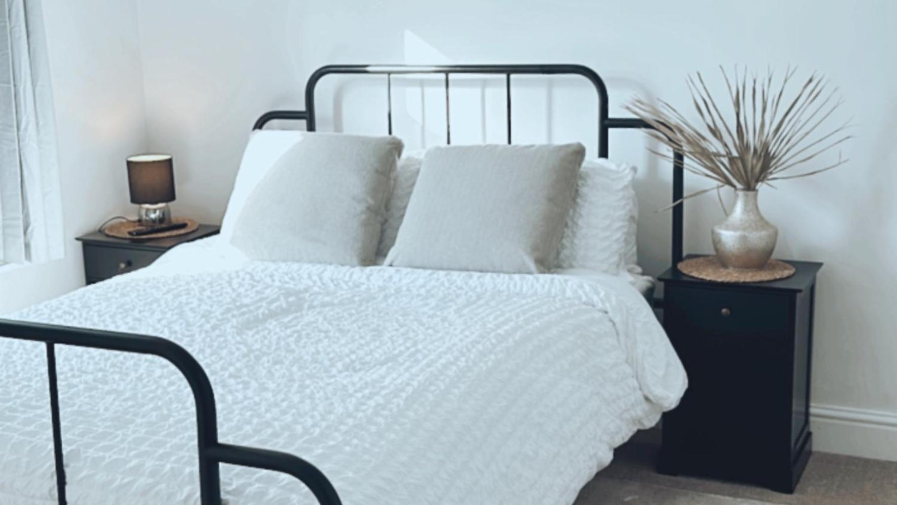 Southsea Homestays - Three Bedroom Home, Sleeps 8 - With Garden & Hot Tub Portsmouth Exteriör bild